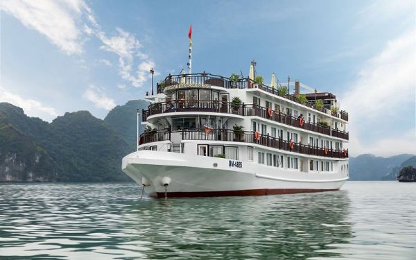 October to April offers the best weather for scenic and comfortable Halong Bay tours