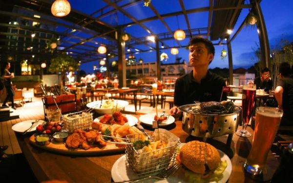 Chill BBQ blends camping vibes with BBQ and hotpot in a romantic mountain setting