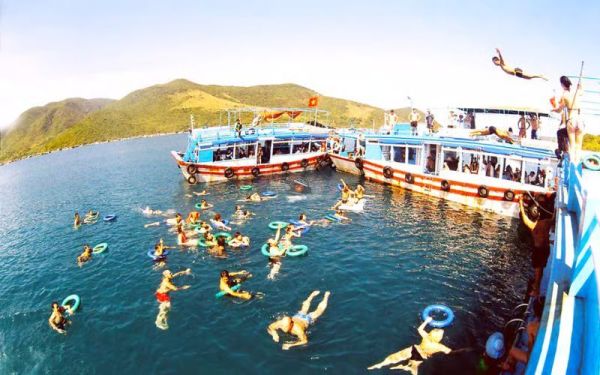 Friendly Excursions offers a full-day island tour with snorkeling and BBQ lunch