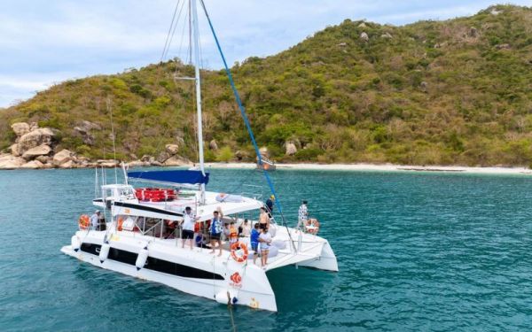 Luxury Yacht Tour offers a private 5-hour cruise with diving, BBQ, and premium service