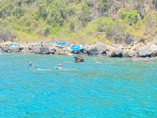 Snorkeling Tour Nha Trang On Happy Boat Trip - Ảnh 1