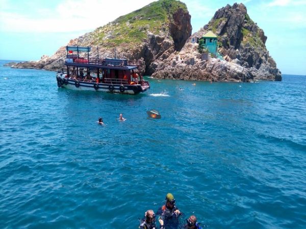 The beauty of coral reefs in Hon Mun Nha Trang