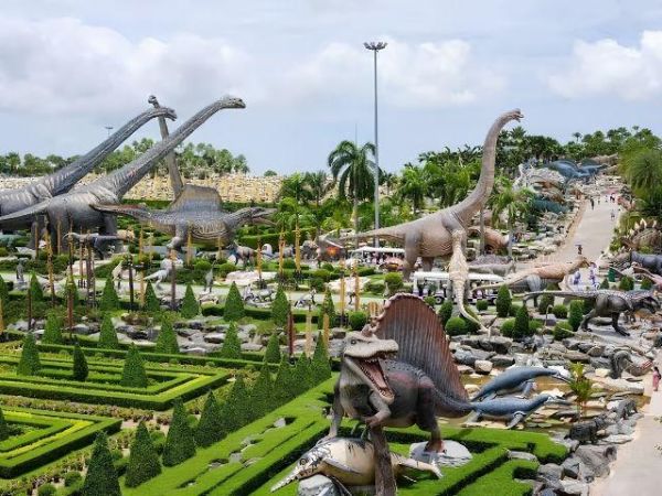 Seeing dinosaurs at Nong Nooch Tropical Botanical Garden